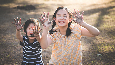 Sibling rivalry solutions – letting your kids try and solve their problems with each other – Enfagrow A+ Philippines