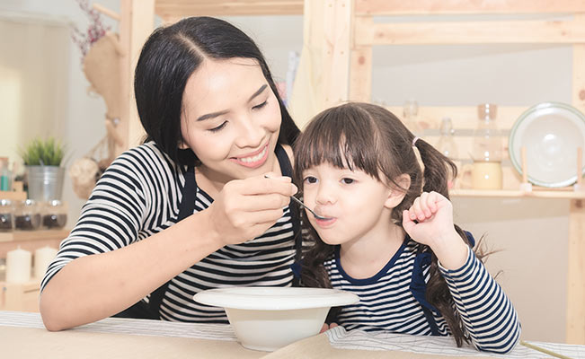 Picky eater: Mom feeding child